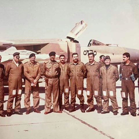 الرئيس صدام حسين عند زيارته لقاعدة علي الجوية 1984