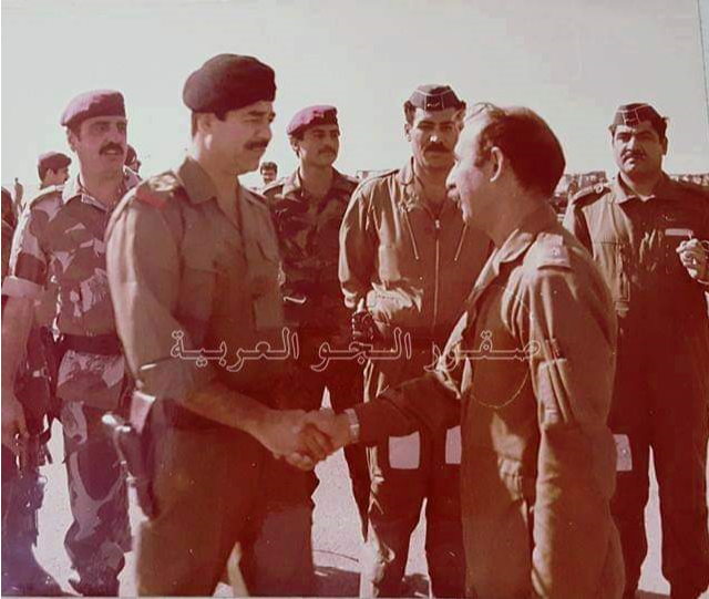 الرئيس صدام حسين في زيارة لقاعدة تموز الجوية