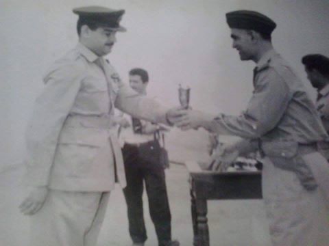الرائد الطيار علاء الدين العزاوي ( الدورة الاولي ق ج ) مع عبد الكريم قاسم