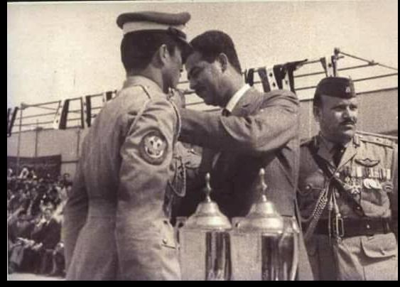 صدام حسين يقلد وسام الشرف للطيار الفلسطيني احمد عمران