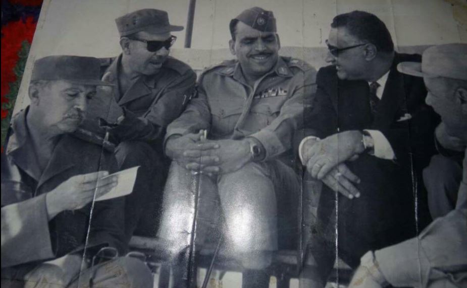 صورة تاريخية تجمع الرئيس جمال عبد الناصر مع اللواء فيصل الانصاري والفريق محمد فوزي