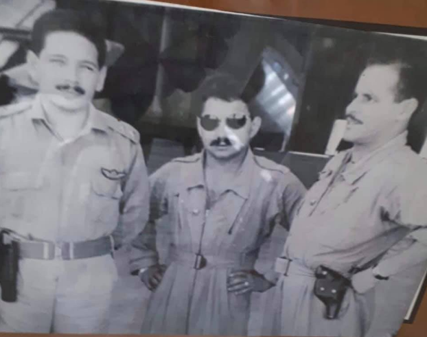 صورة تاريخية يظهر فيها محمد جسام وواثق عبد الله وخالد النوري