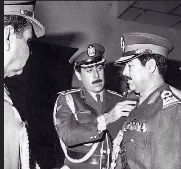 نعمة فارس يقلد الرئيس صدام حسين شارة الركن